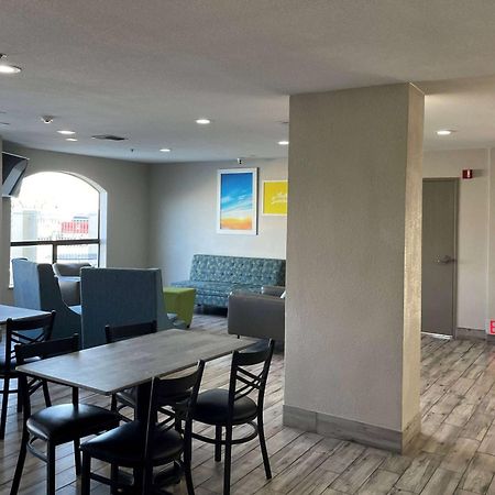 Days Inn By Wyndham Dallas Garland West Buitenkant foto