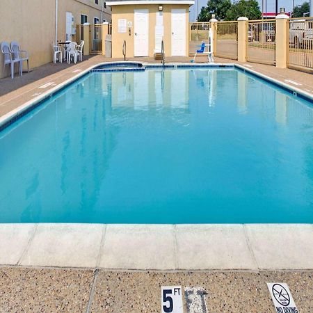 Days Inn By Wyndham Dallas Garland West Buitenkant foto