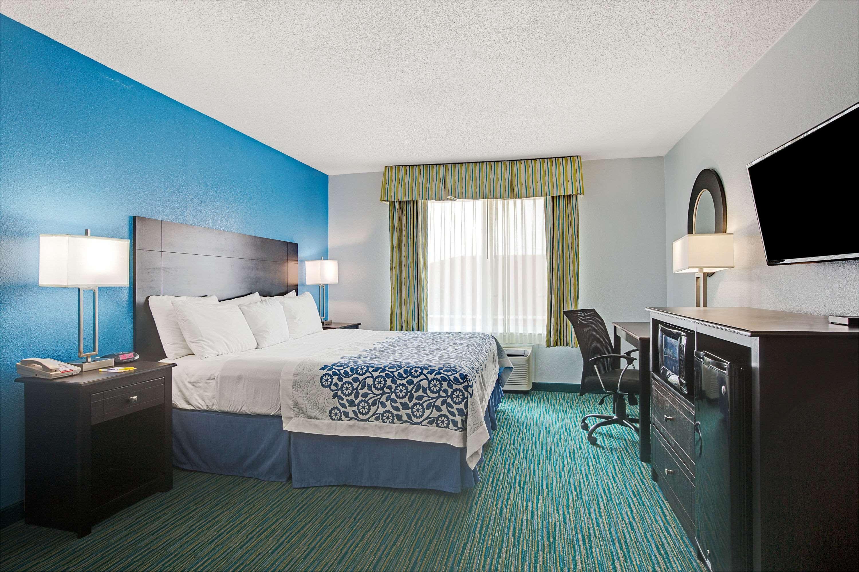 Days Inn By Wyndham Dallas Garland West Buitenkant foto