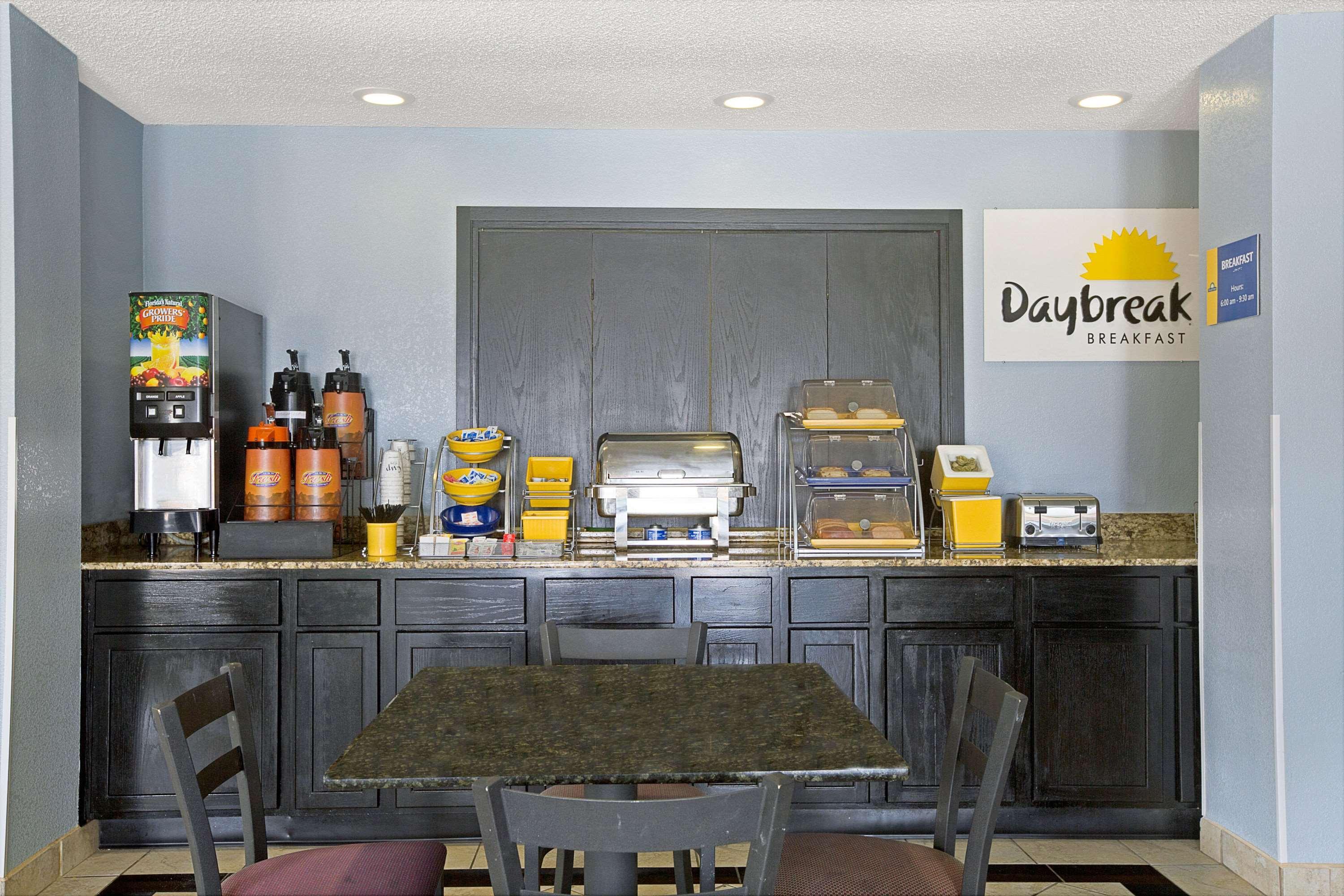 Days Inn By Wyndham Dallas Garland West Buitenkant foto