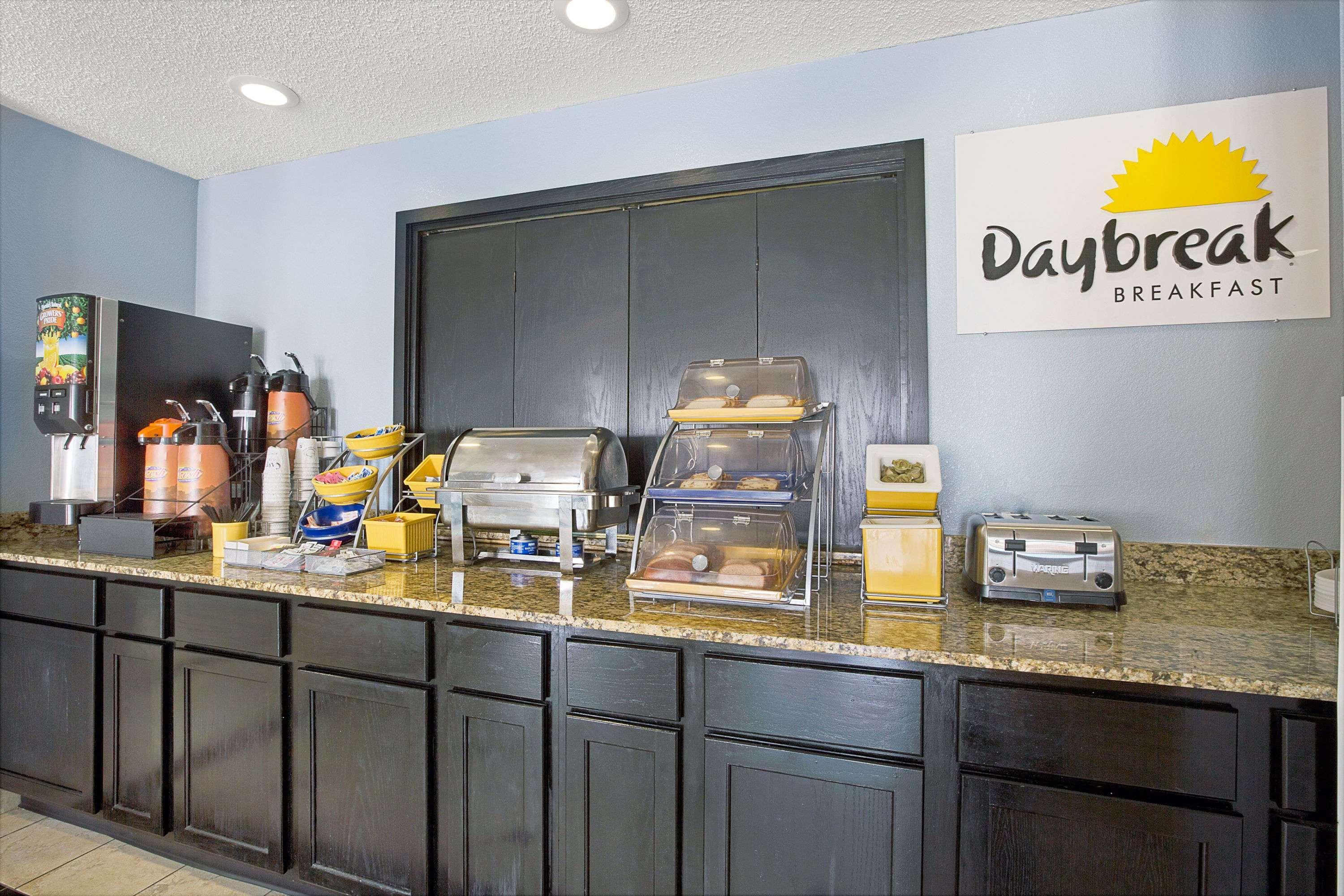 Days Inn By Wyndham Dallas Garland West Buitenkant foto