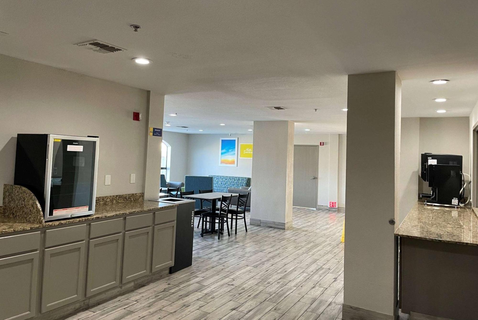 Days Inn By Wyndham Dallas Garland West Buitenkant foto