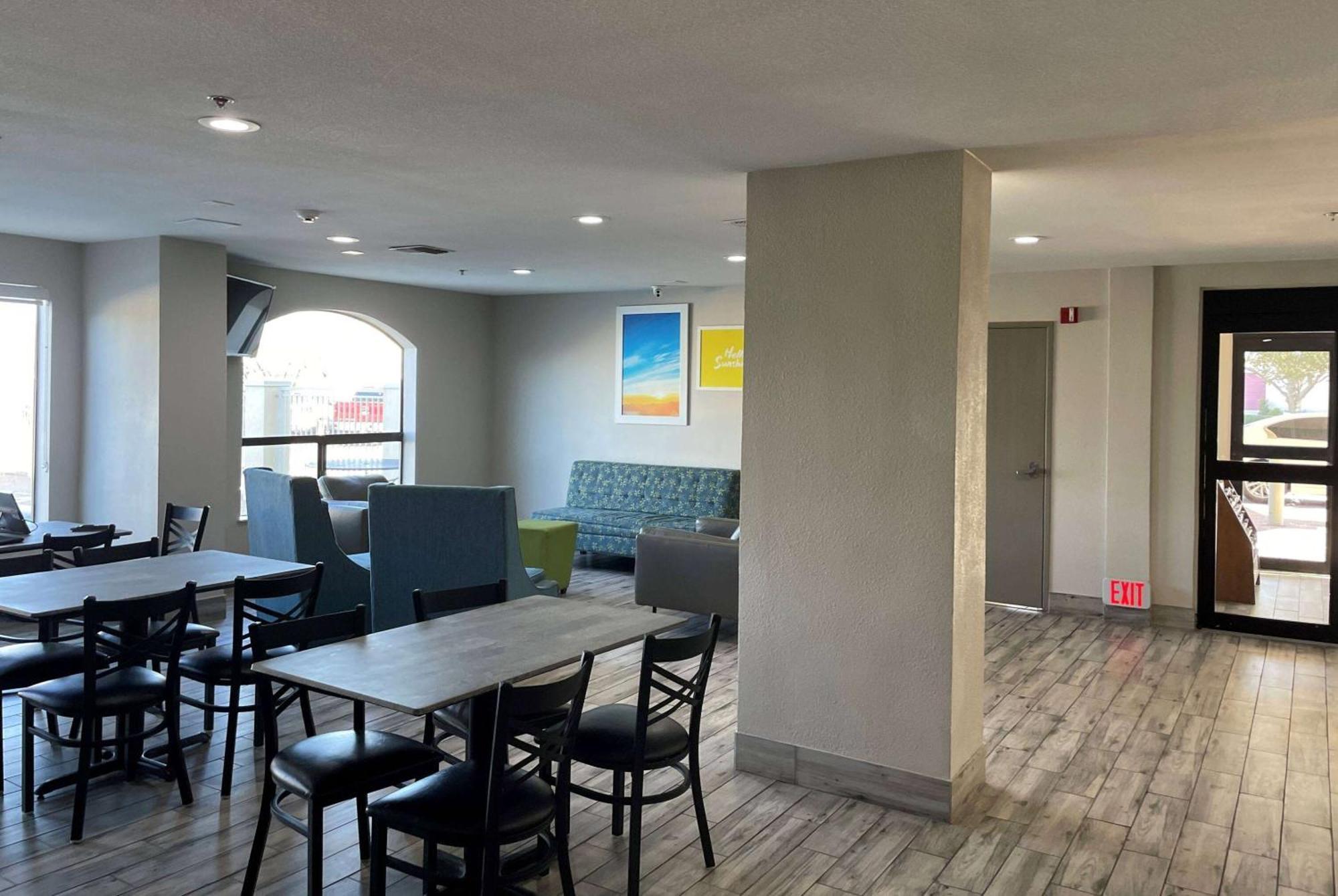 Days Inn By Wyndham Dallas Garland West Buitenkant foto