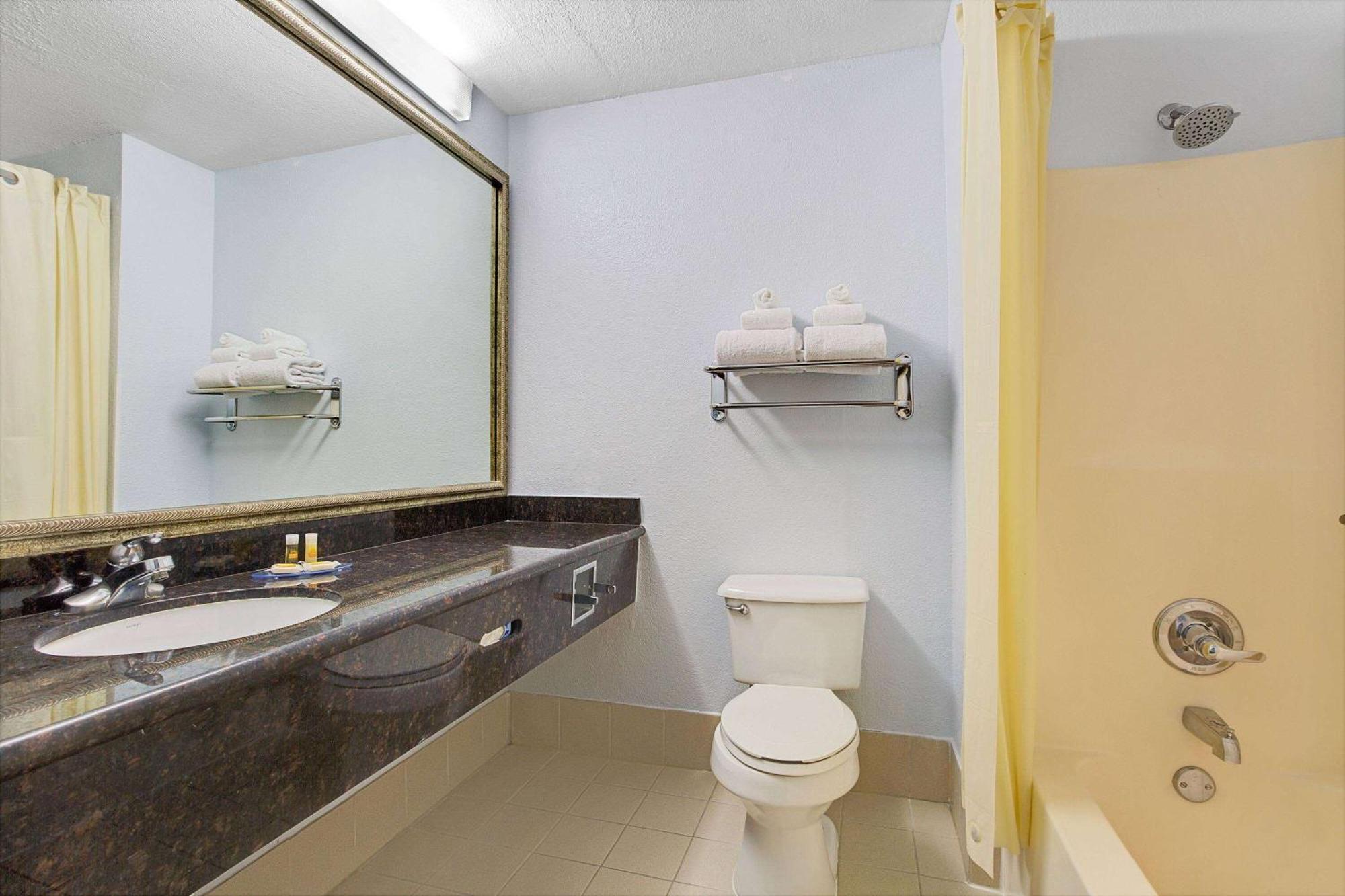 Days Inn By Wyndham Dallas Garland West Buitenkant foto