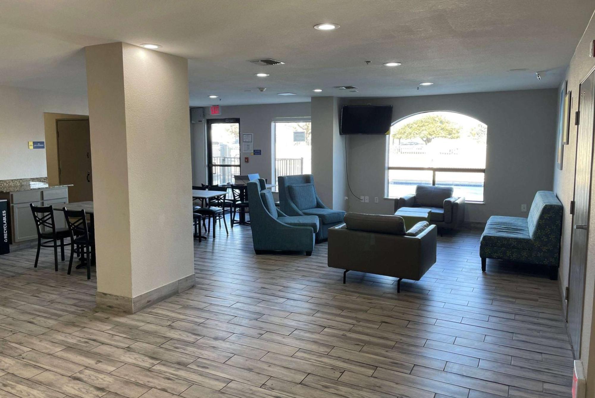 Days Inn By Wyndham Dallas Garland West Buitenkant foto