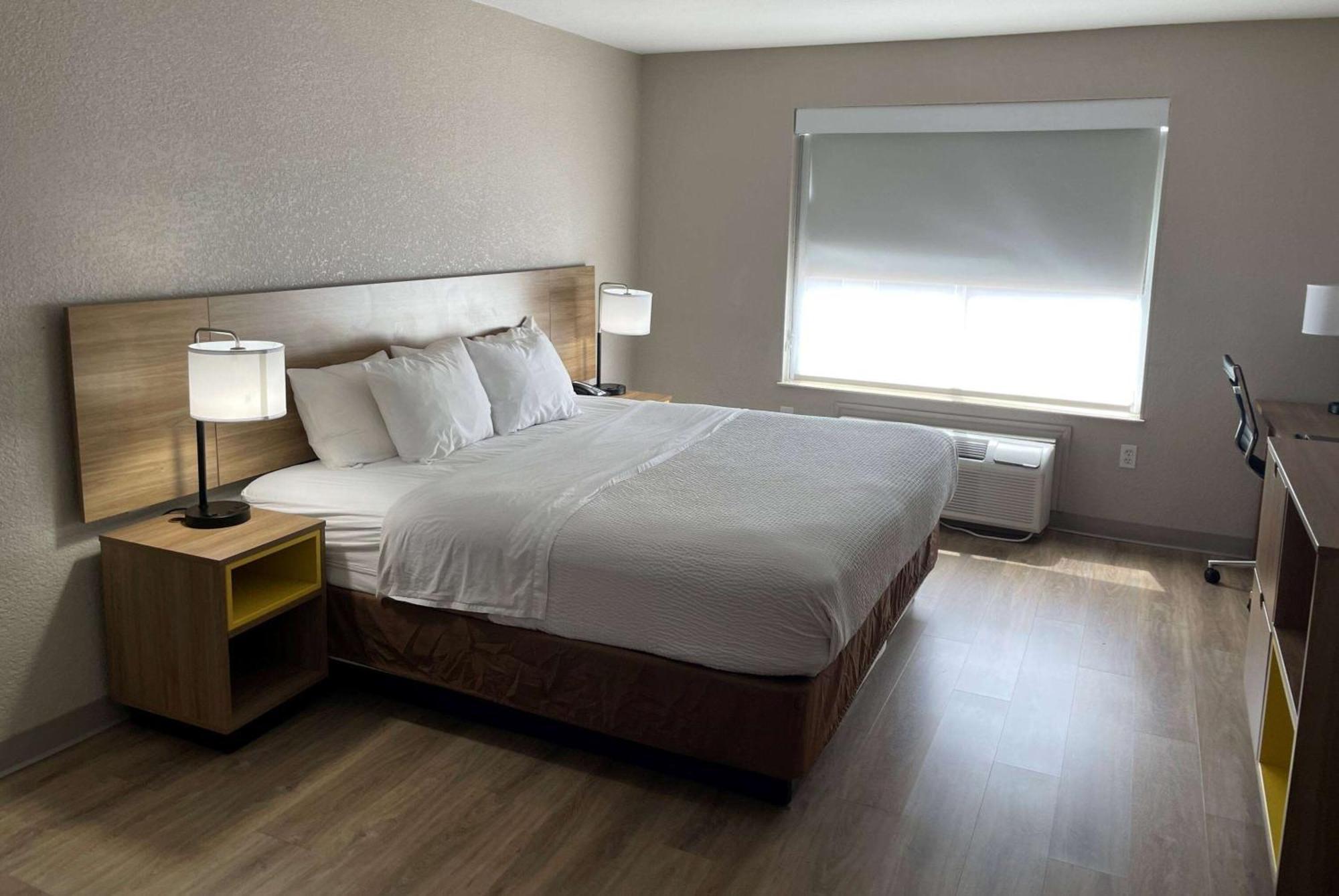 Days Inn By Wyndham Dallas Garland West Buitenkant foto