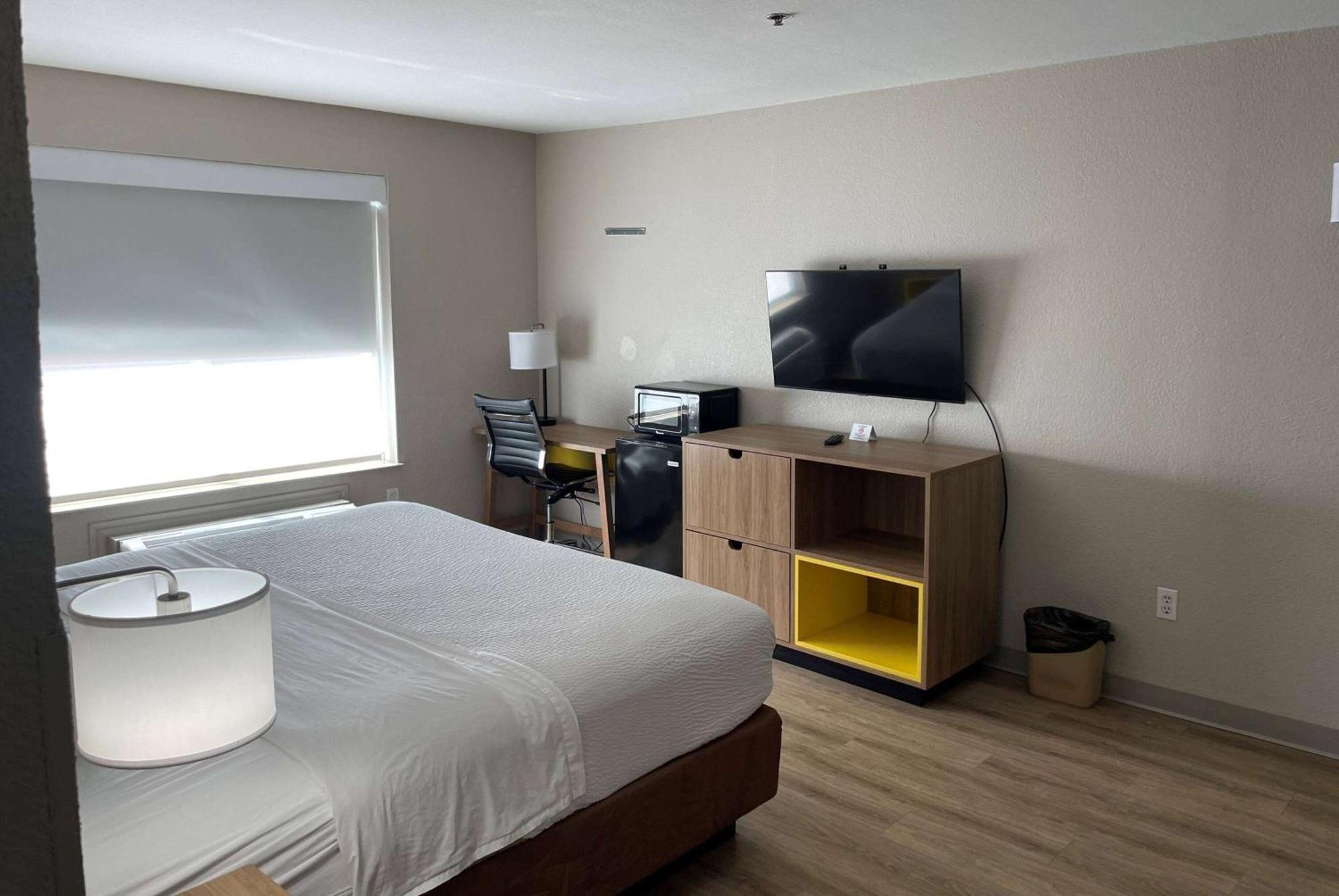 Days Inn By Wyndham Dallas Garland West Buitenkant foto