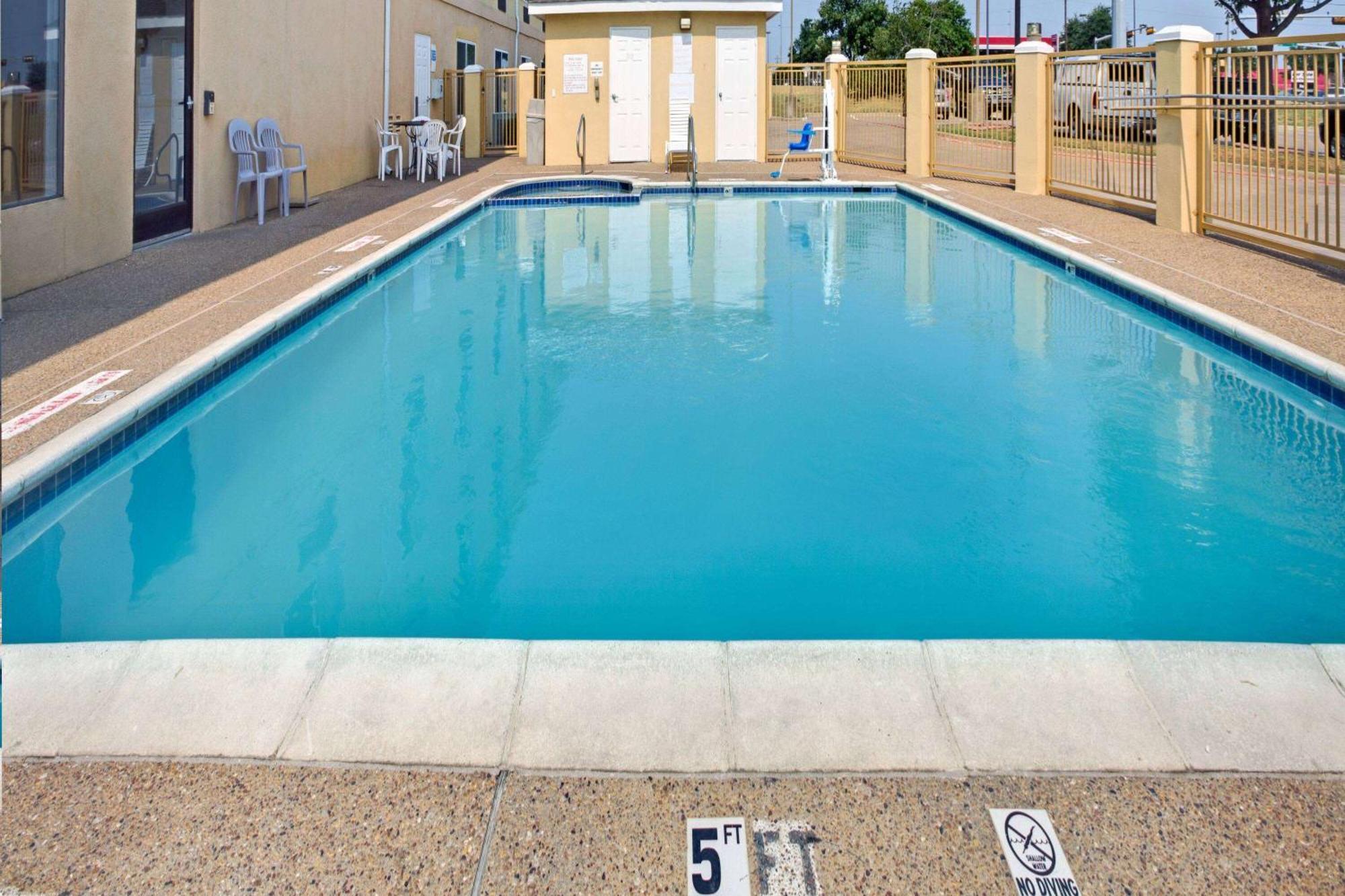 Days Inn By Wyndham Dallas Garland West Buitenkant foto
