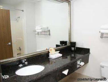 Days Inn By Wyndham Dallas Garland West Buitenkant foto
